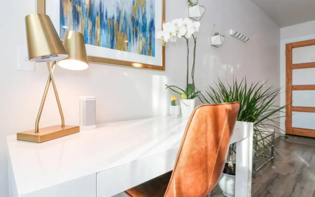 Condo 24! Prized Location. Modern! Bright! Enjoy!