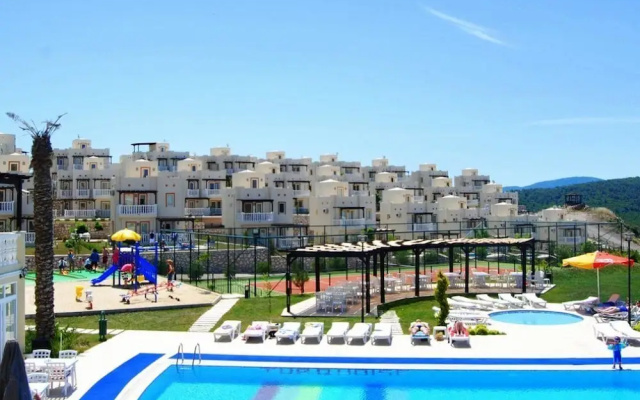 Apartment 1 Bedroom Lake View 1 by Likya Global