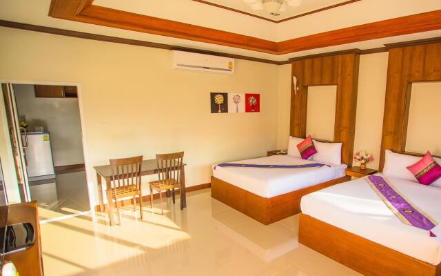 Отель Phuket Airport Villa комната для гостей