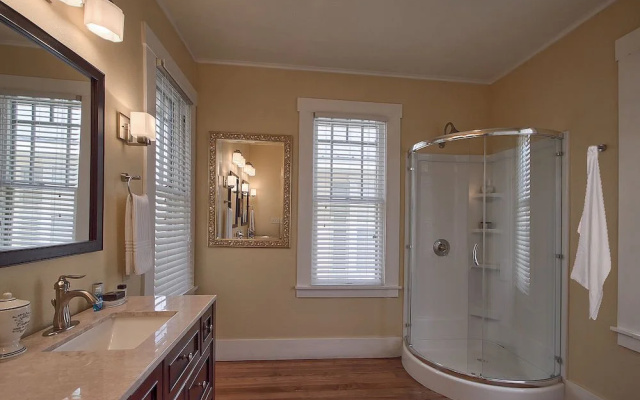 Serenity Bliss - Downtown Retreat with Pool & Hot Tub