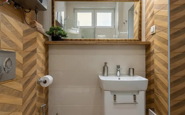 LUXURY & UNIQUE - TOP CENTER Apt. - 3BDR & 2 Baths