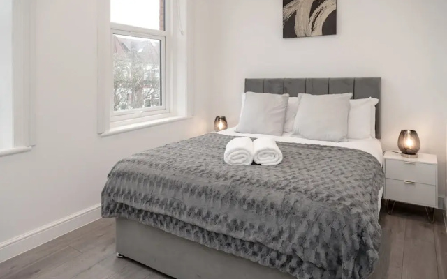Woodside Park 3 Bedroom Apt with Parking