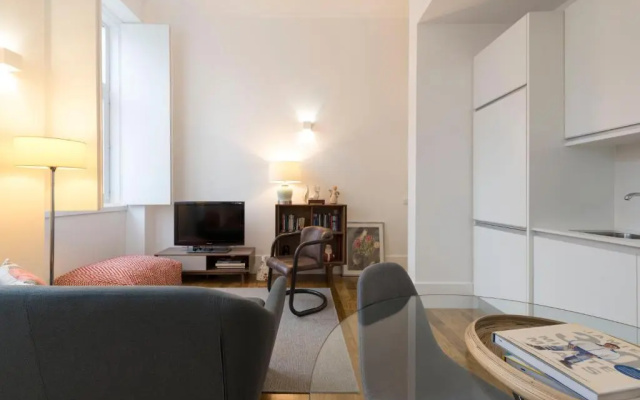 LovelyStay - Cozy Duplex with Patio right off train&metro station