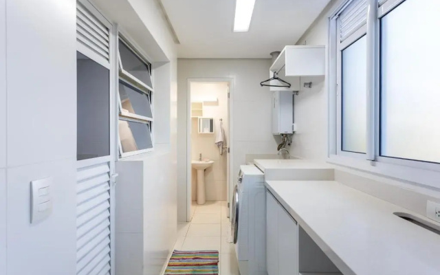 Apartamento com 4 suítes pé na areia