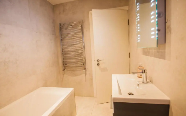 Surbiton Luxury Garden House 19A