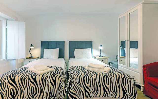 Bairro Alto Palace  Apartment for Large Groups