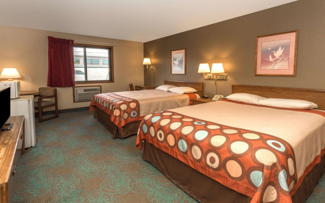 Super 8 by Wyndham Hartford WI