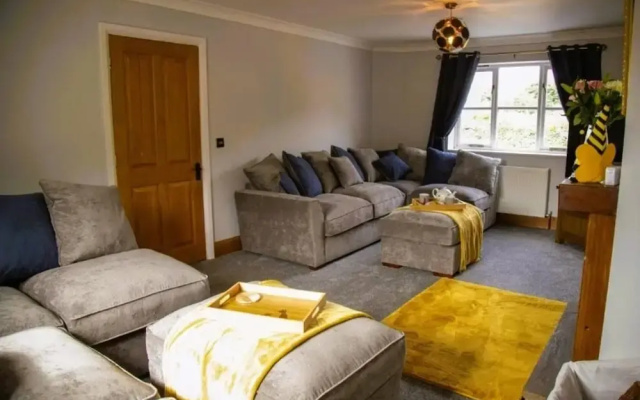 4 Bed - Sleeps 10 - Pets - Parking - Games Room