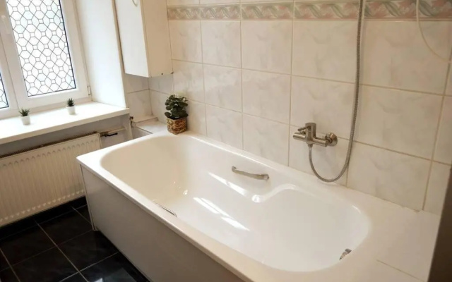 Unique Spacious Classic 3bedroom Midtown Apartment ! FREE parking ! BILLIARD room !