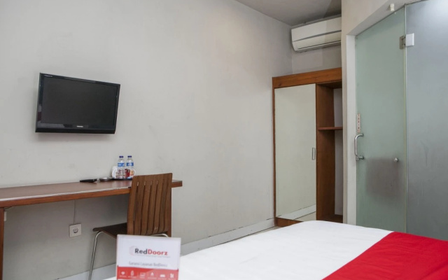 RedDoorz Plus near Asia Afrika 3