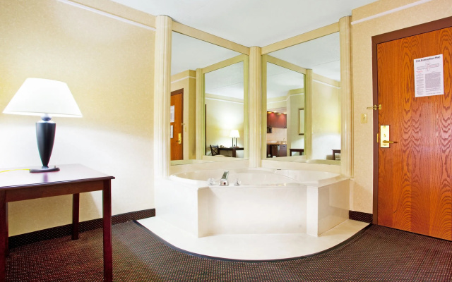 Holiday Inn Express Grand Rapids Airport North by IHG