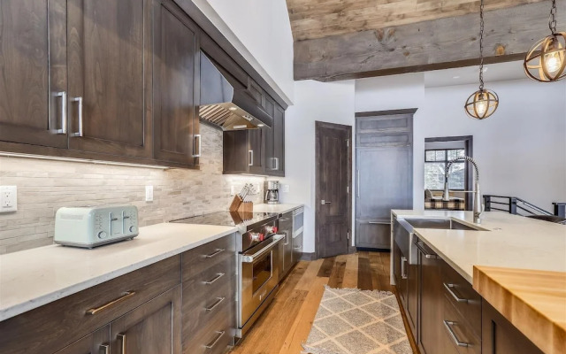 Five Peaks Townhouse with Garage and Hot Tub by RedAwning