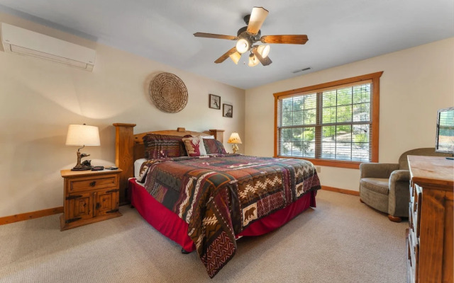 Whispering Woods Lodge - Sleeps 6 2 Bedroom Home by RedAwning