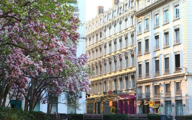 Отель Hôtel des Célestins Франция, Лион - отзывы, цены и фото номеров - забронировать отель Hôtel des Célestins онлайн вид на фасад