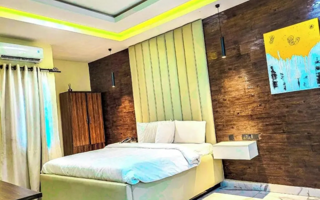 Four Crowns Serviced Apartment