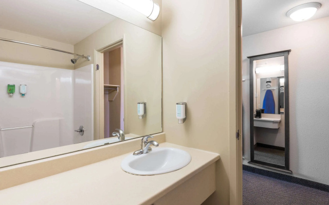 Super 8 by Wyndham Windsor NS