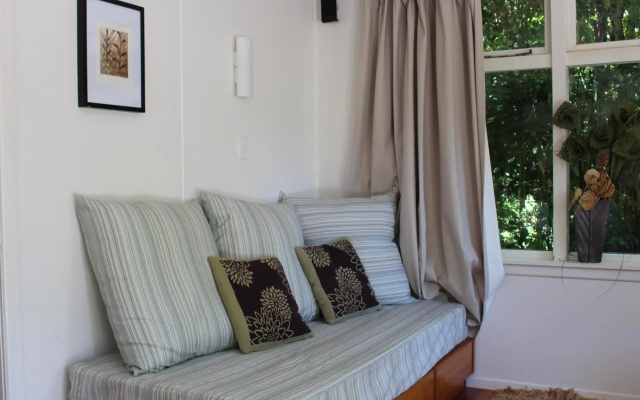 Mahakipawa Waterfront Hideaway - Belvue Bay Holiday Home