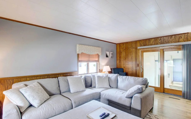 Cozy Wisconsin Abode: Walk to Lake Michigan!