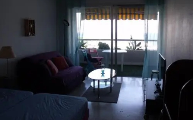 Grand studio vue mer à Marina Baie des Anges