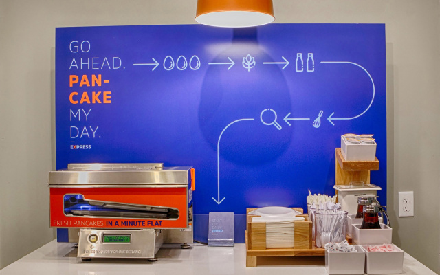 Holiday Inn Express & Suites Lincoln Airport by IHG