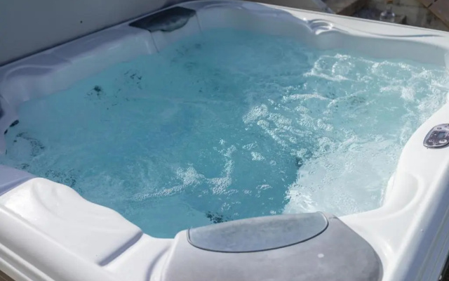PointBreak Sleeps 12 with hot tub-Great celebration house-Dog friendly