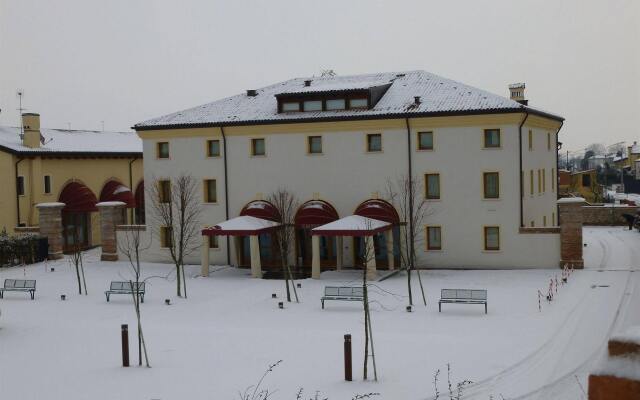 Отель Albergo Antica Corte Marchesini Италия, Кампанья-Лупия - 1 отзыв об отеле, цены и фото номеров - забронировать отель Albergo Antica Corte Marchesini онлайн вид на фасад