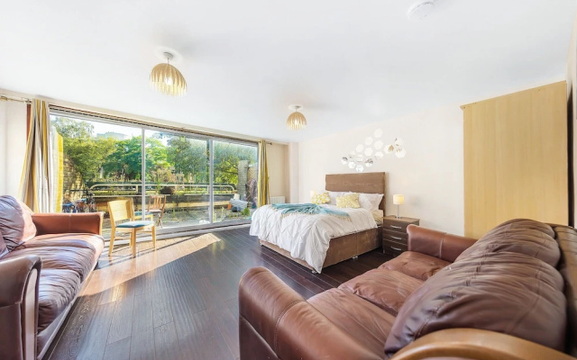 Canton Street - Deluxe Guest Room 1