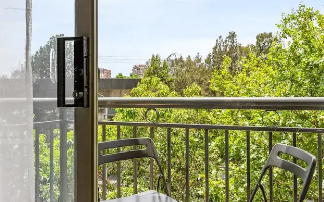 Green Views & Great Location: Inner-city 1-bed