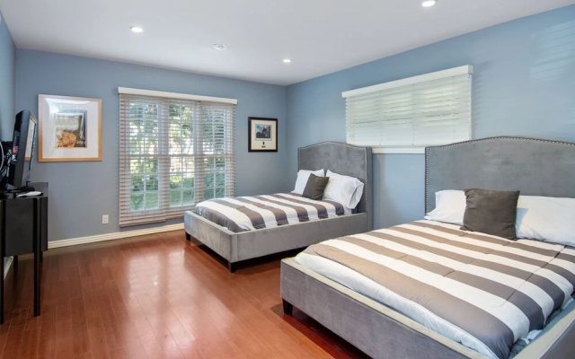 Hollywood Hills Upscale