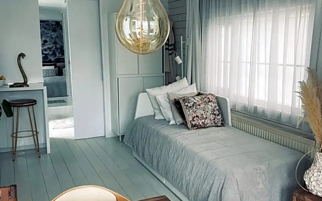 Houseboat Bonnie