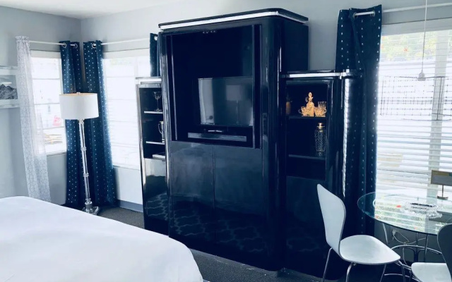 Posh Palm Springs Inn