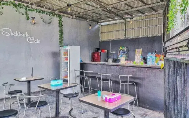 Shekinah Homestay & Cafe Waikabubak RedPartner