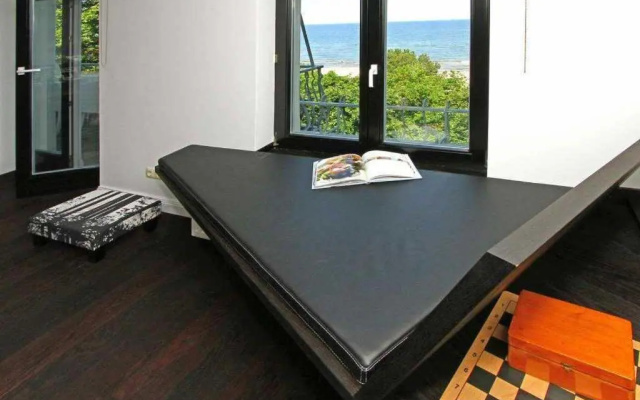 Villa Schering App 4 Black White