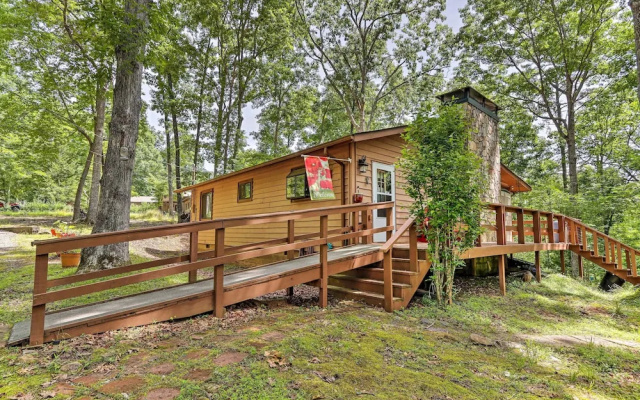 Quaint Murphy Cabin in Serene Wooded Setting!