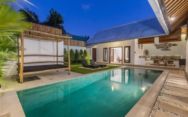 Oberoi new 4 bedr villa 5min walk from eat street&Beach