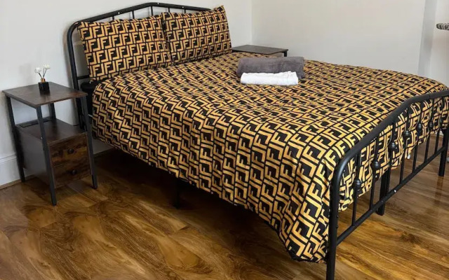 2 Bed Flat - Sleeps 4 - Parking - Wifi