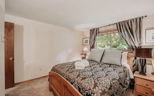 84sw - Sauna - Soaker Tub -  Fireplace - Sleeps 6 2 Bedroom Home by RedAwning