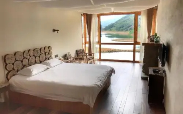 The Lake View Deyishe Resort in Thousand Island Lake