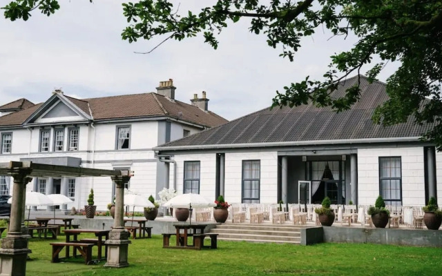 Room 2 Manor Park Country House in Swansea