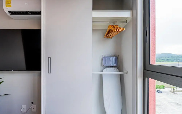 w Sophisticated 1BR w Great Deco in Centriqo