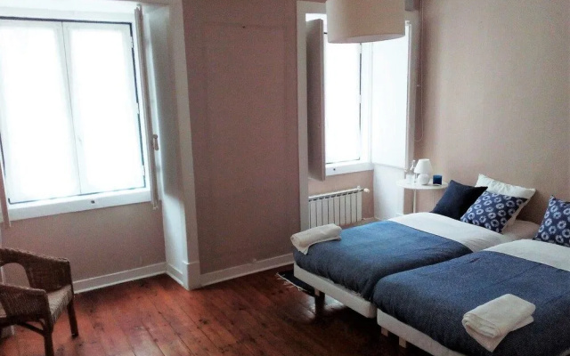 Stunning Apartment Near Chiado