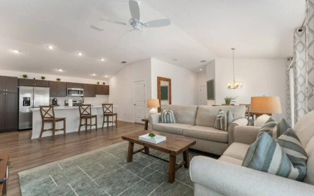 561l Stunning Home, Pool Access, Garage Parking!