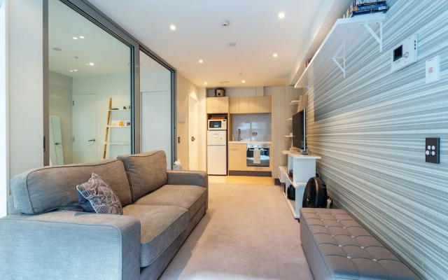 Toodle's Pristine inner-city nest with carpark