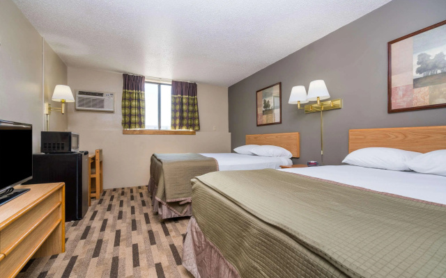 Super 8 by Wyndham Fargo/I-29/West Acres Mall