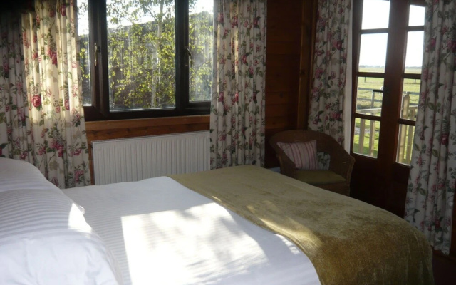 Cosy Pine Lodge With far Reaching Country Views and Large sun Deck
