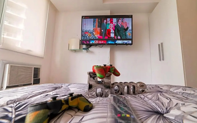 A2JSuites 1BR Azure Smart Home Suite Near Malls & Airport
