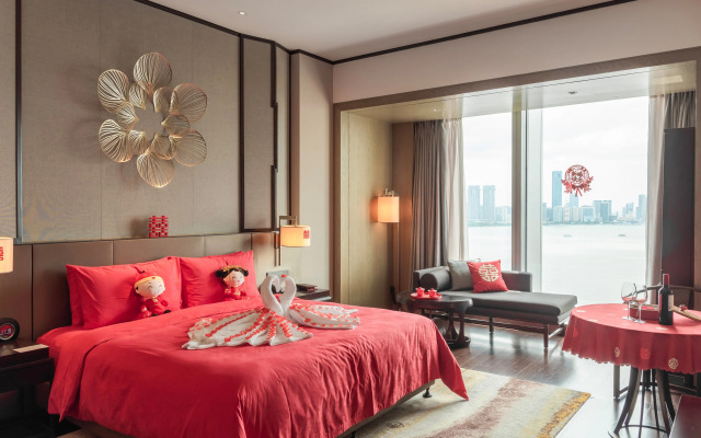 HUALUXE Xiamen Haicang Harbour View by IHG