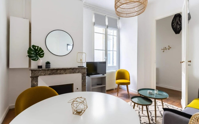 Modern Apartment in City Center for up to 4 Guests!