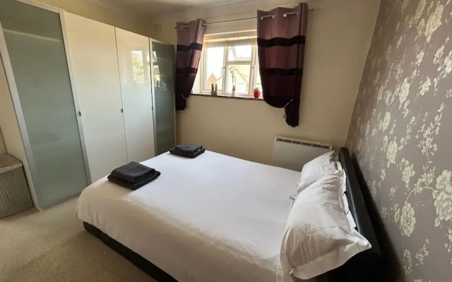 Homely 2-bed Apartment - Sleeps 3 & Parking