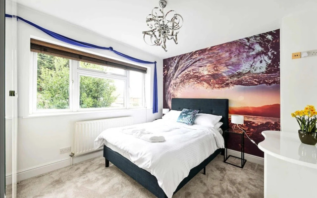Windsor 5-bed House - Stroll to Castle - Sleeps 13
